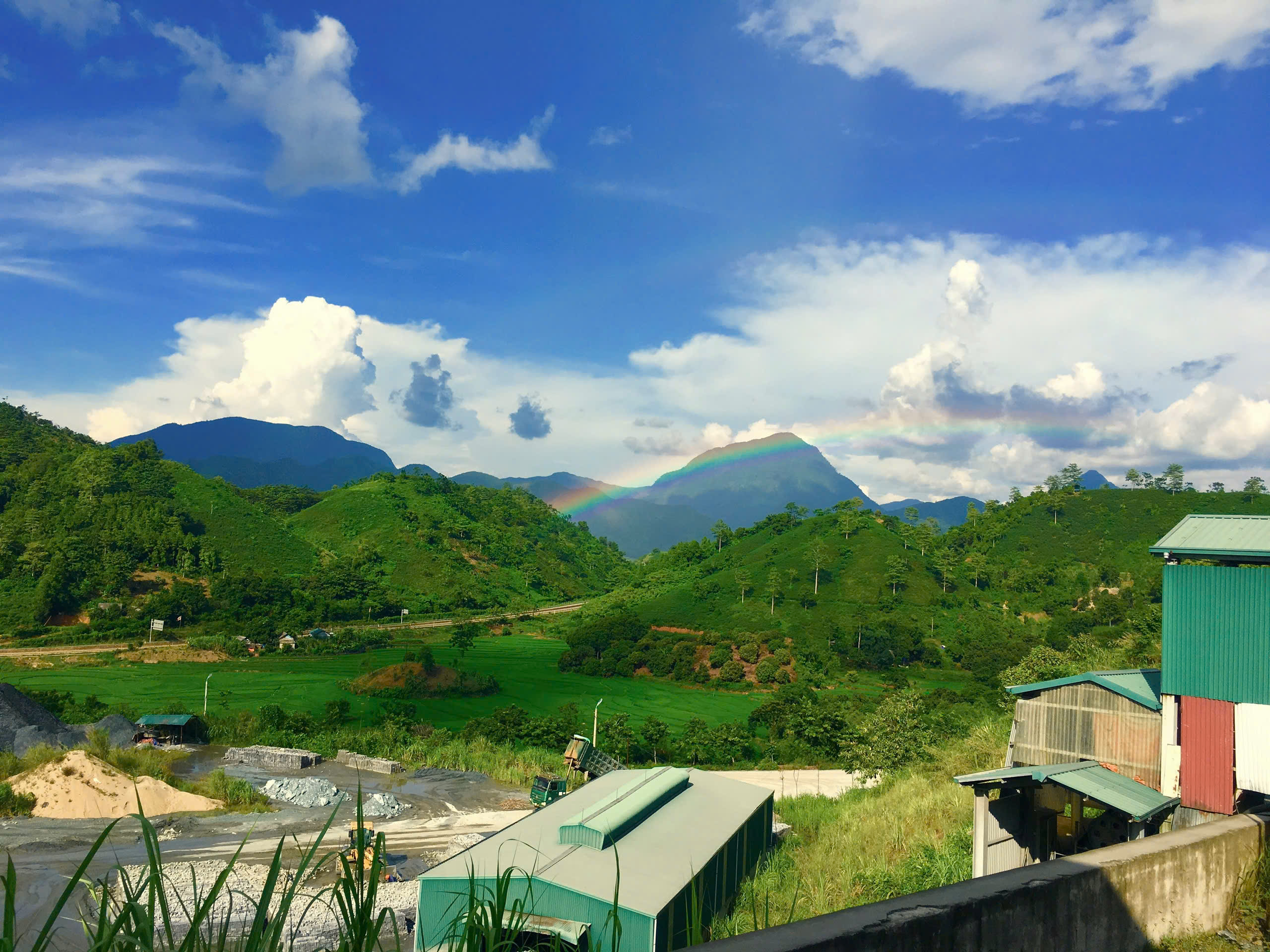 Quang cảnh vùng núi Lào Cai với cầu vồng trên nhà máy LAFCO